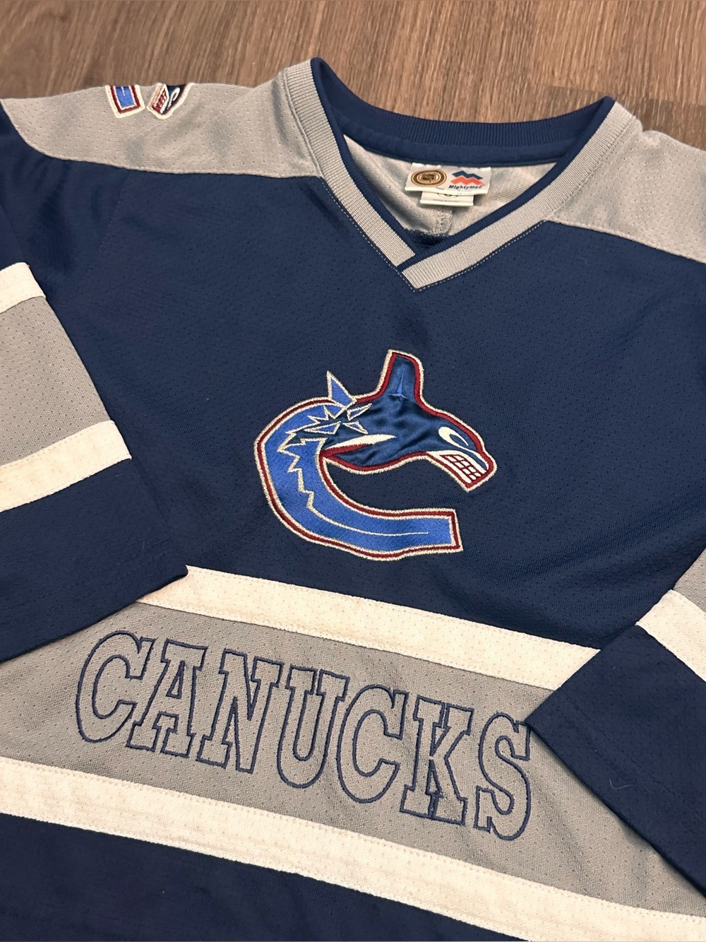 Kid’s Canucks Jersey - Picture 2 of 7
